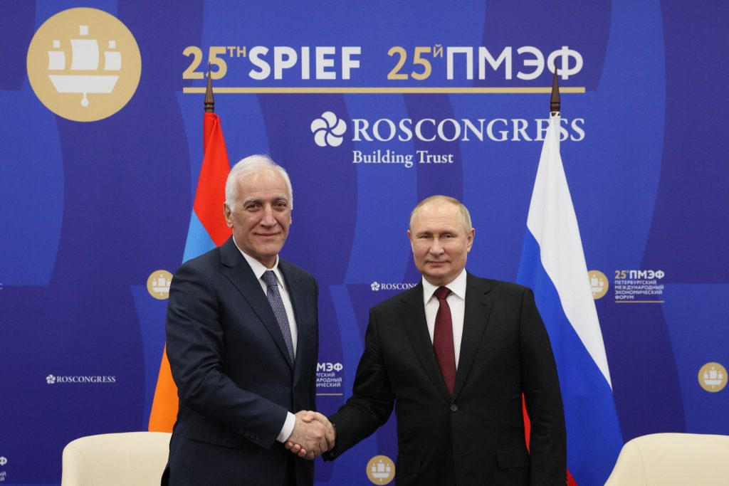 Putin-allieret vækker vrede: Tager billeder ved dronningens flag-draperede kiste