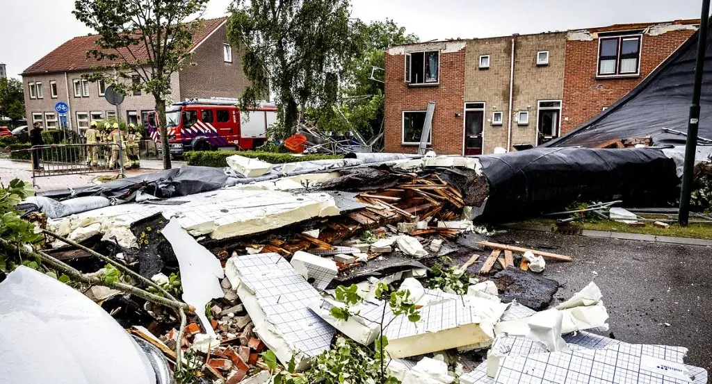 Tornado: En død og ti såret efter sjælden tornado rammer Holland og forvandler by til en krigszone