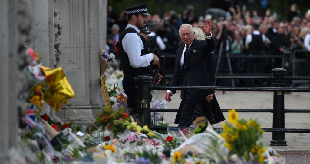 Kong Charles mødt af store folkemængder på Buckingham Palace