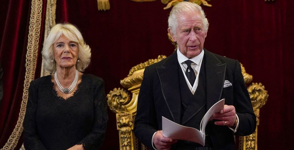 Kong Charles erklæres for konge nu: Hylder ‘elskede’ dronning Camilla