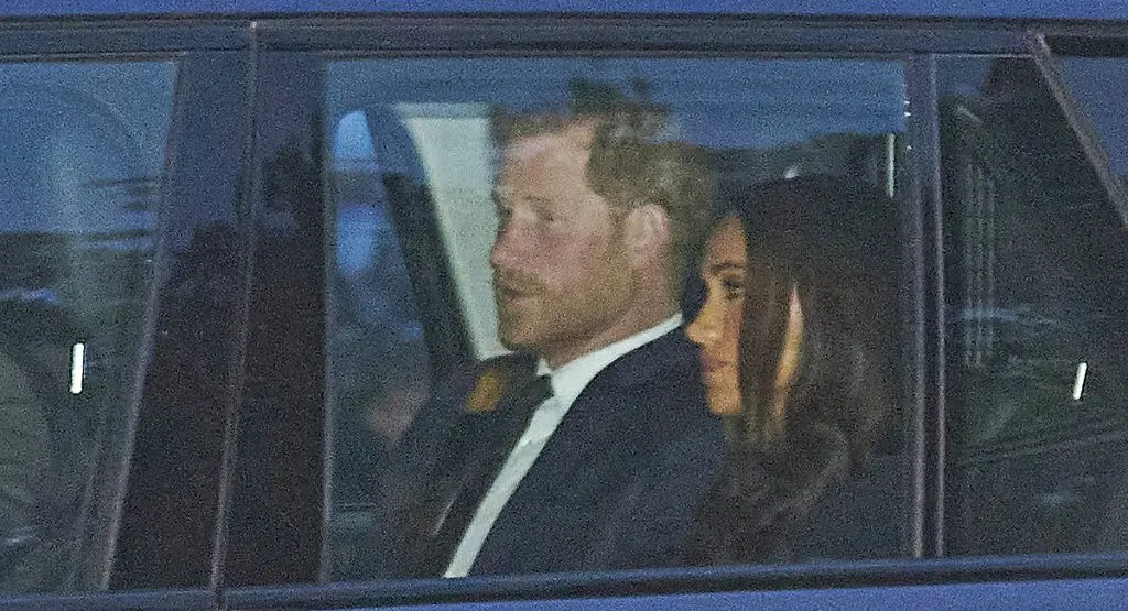 Meghan og Harry genforenes med kongehuset i sorg på Buckingham Palace