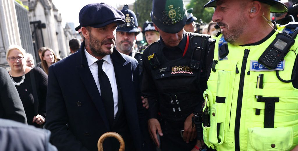 Følelsesladet David Beckham måtte tørre tårer væk da han hyldede dronningen