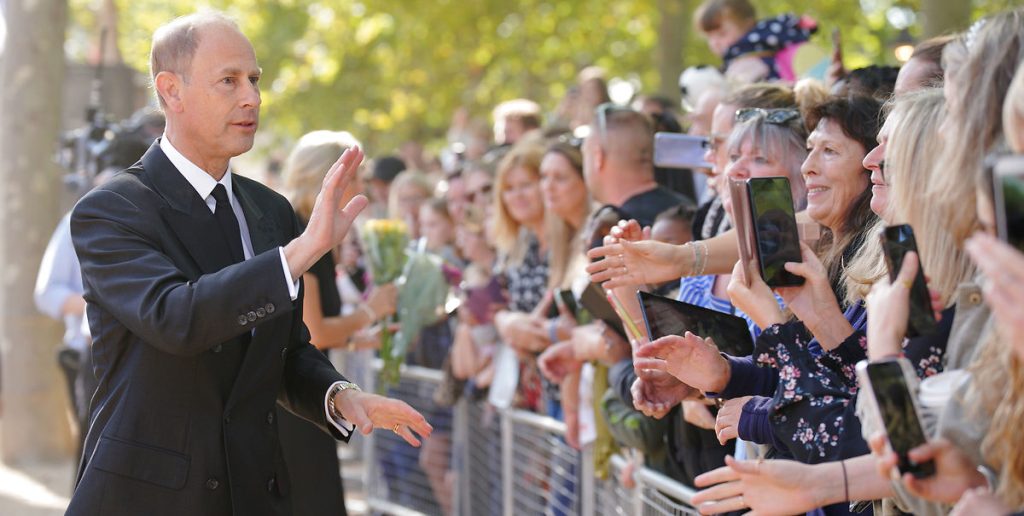 Prins Edward forklarer hvorfor han ikke giver hånd til folket