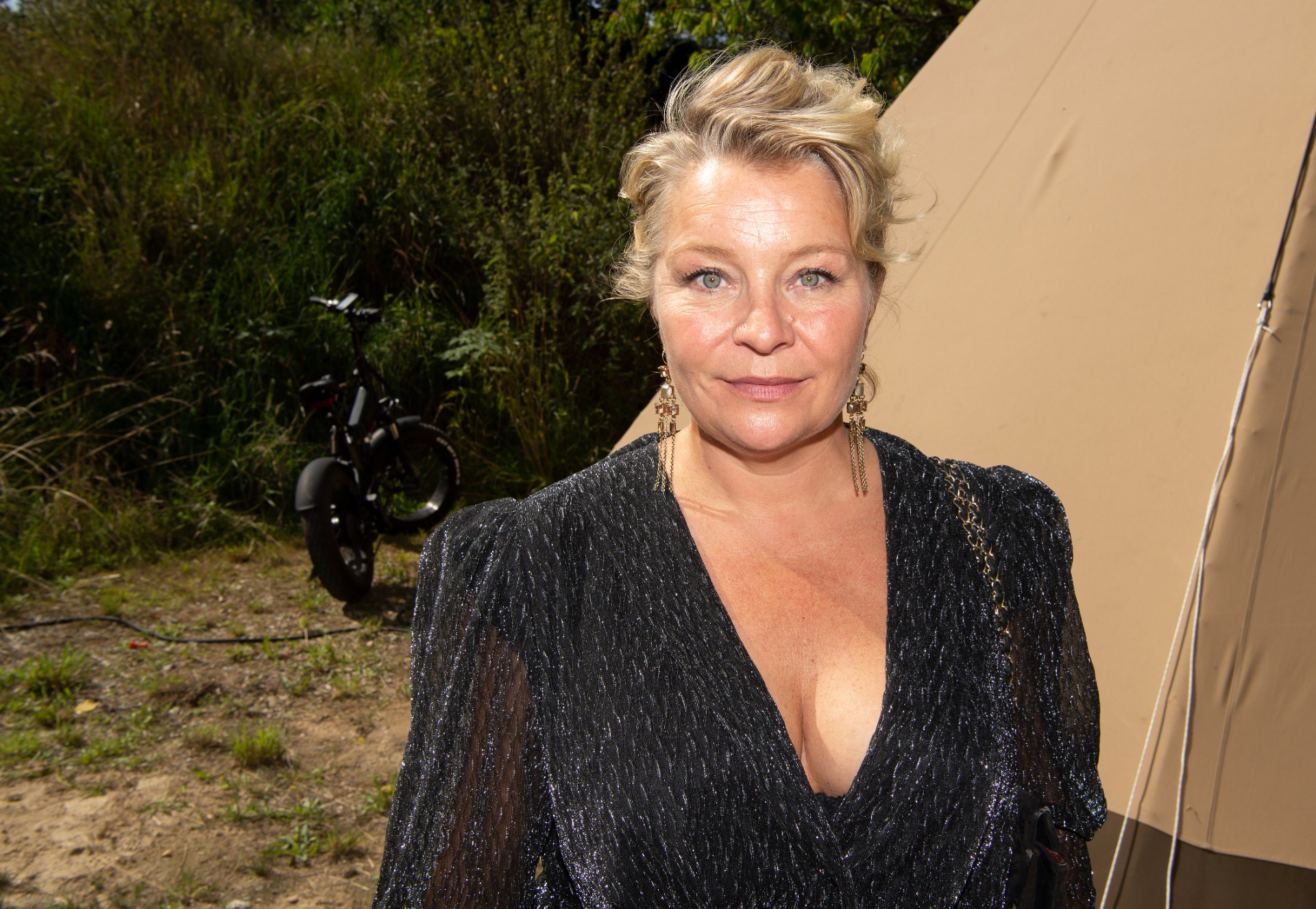 Signe Lindkvist åbner helt særlig gave: Så bryder hun grædende sammen