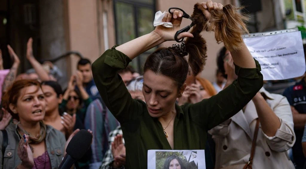 Dødbringende protester eskalerer i Iran: Kvinder brænder nu deres hijabs