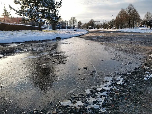 Det skal du gøre, hvis du rammer sort is på vejen