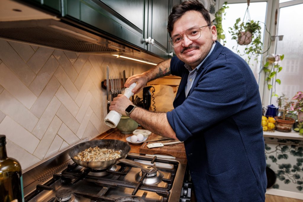Umut Sakarya bruger sin airfryer på Instagram og YouTube: Nu kan han ende i retten