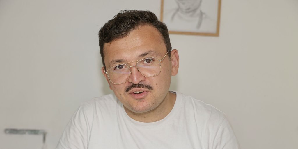 Umut Sakarya involveret i stort biluheld: På vej til hospitalet