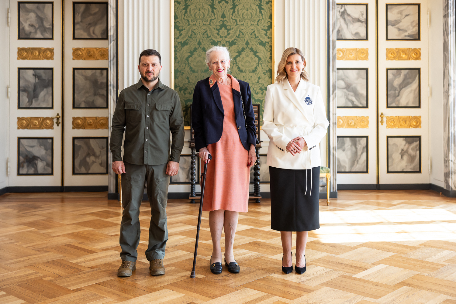 Her er Dronning Margrethes hjemmelavede gave til præsident Zelensky