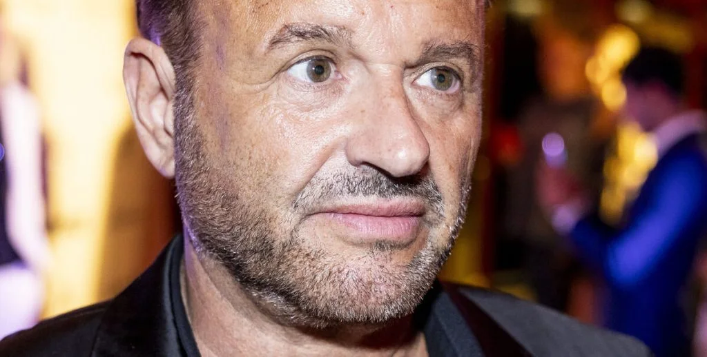 Dennis Knudsen har betalt 142.000 kroner for sit nye ansigt: Nu viser han det frem