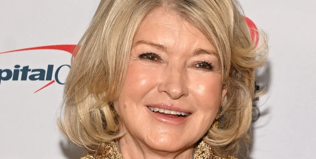 Er Martha Stewart verdens lækreste 82-årige? Se hende vise sig frem i badeværelsesspejlet her