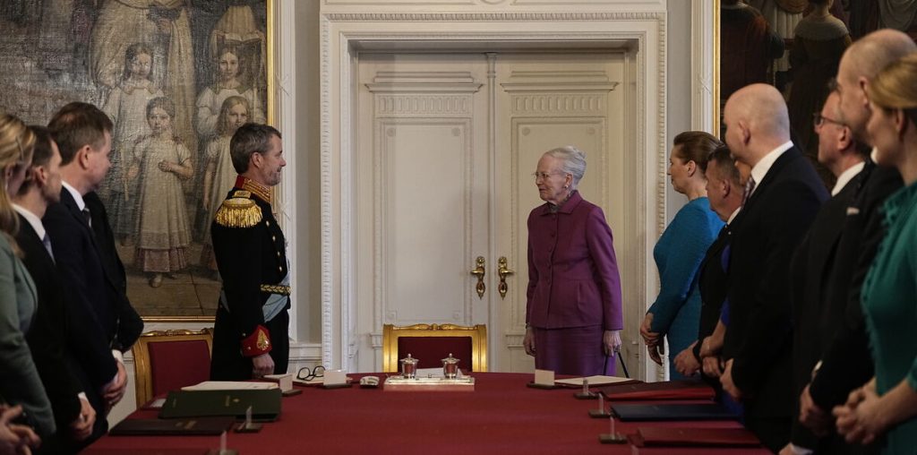 Tydeligt rørt kong Frederik: Sådan lød Margrethes sidste ord som regent til sønnen