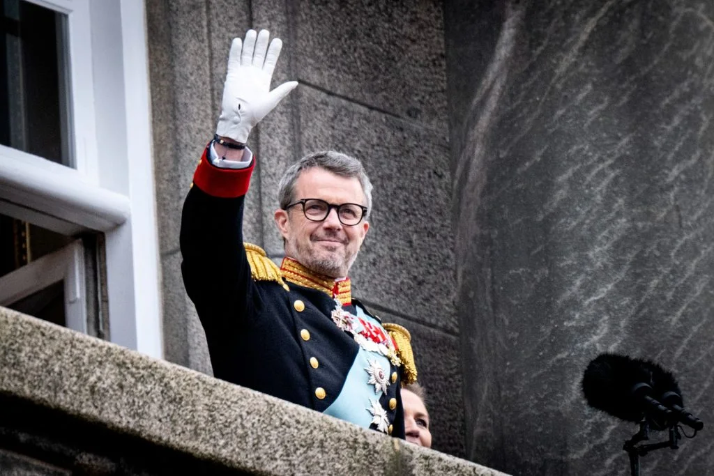 Kludder i kalenderen: Her bliver Frederik først konge i 2025