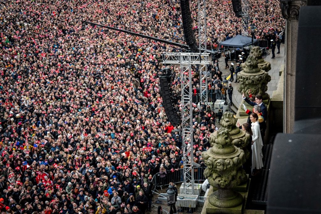 Sort af mennesker: Så mange formodes at have deltaget til tronskiftet
