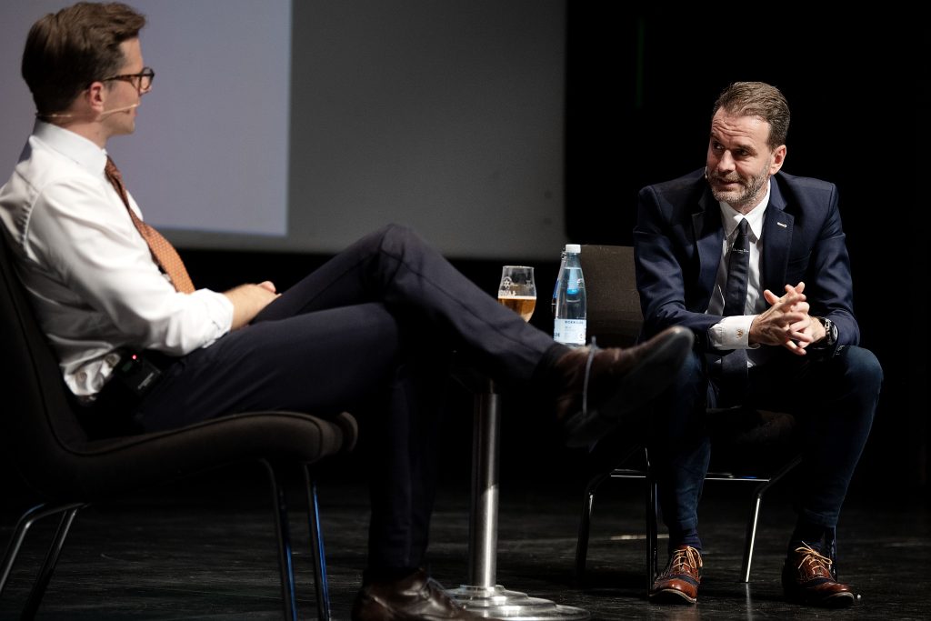 Turné er en stor succes: Alex Vanopslagh på scenen med Jesper Buch