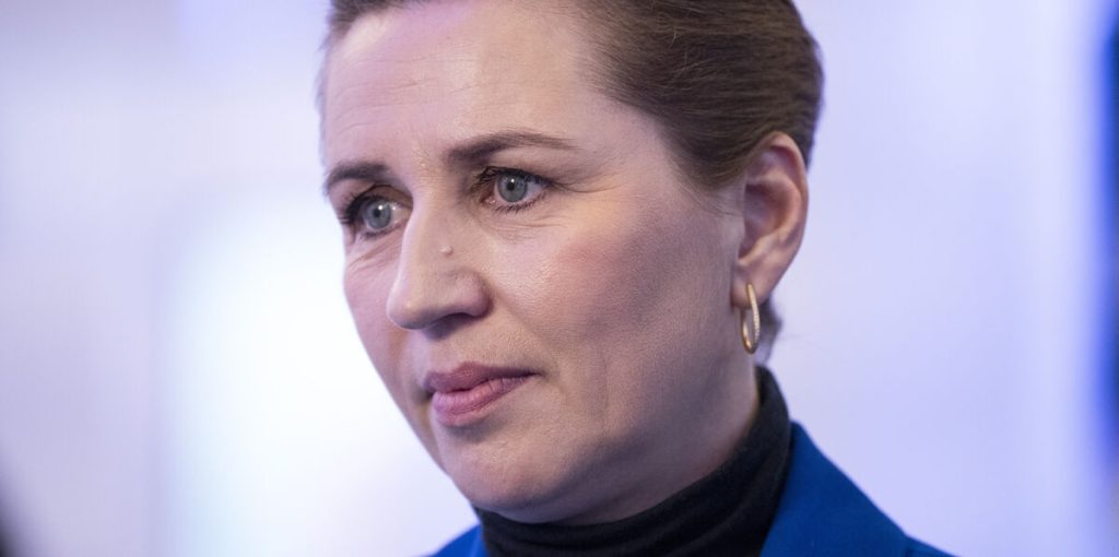 Mette Frederiksen vil have skærmene ‘meget mere ud af skolen’