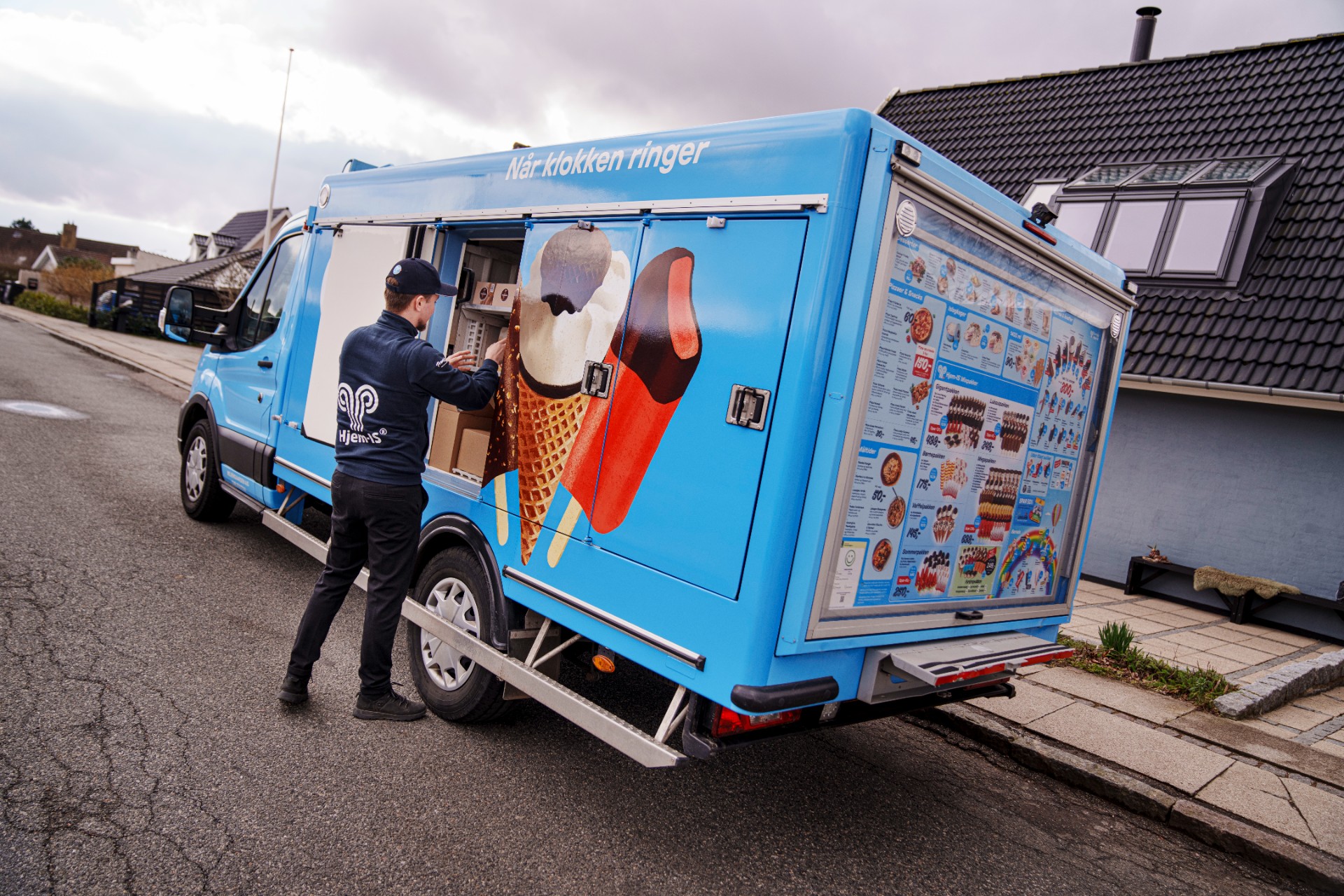 Hjem-IS bilen kørte ned af villavej: Så gik tre golden retrievers helt amok