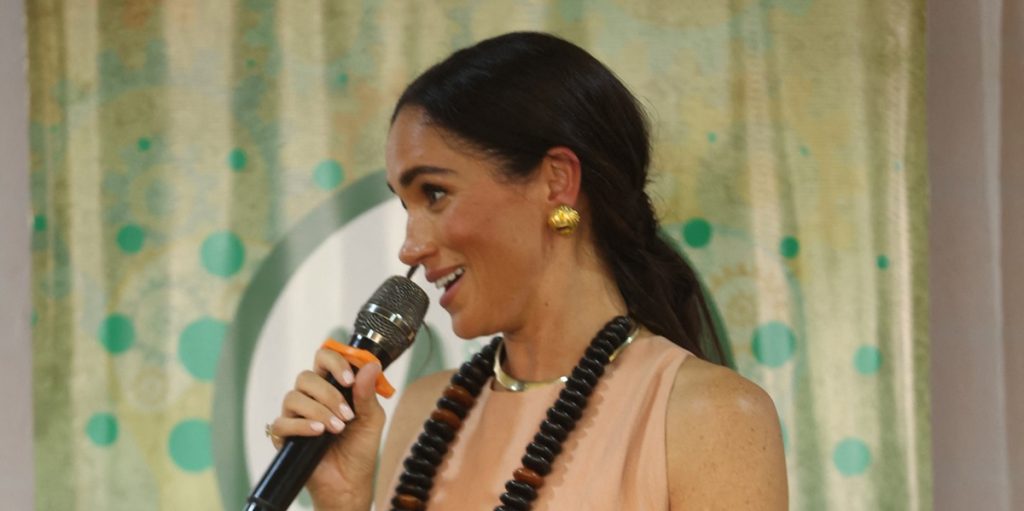 Meghan Markles kjole vækker opsigt: Stikpille til det britiske kongehus?
