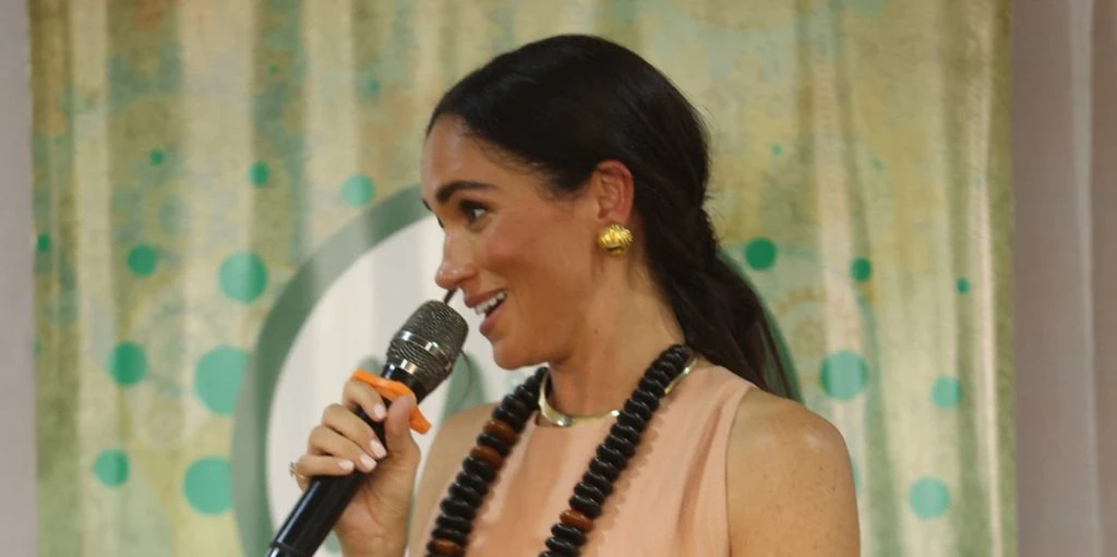 Meghan Markles kjole vækker opsigt: Stikpille til det britiske kongehus?