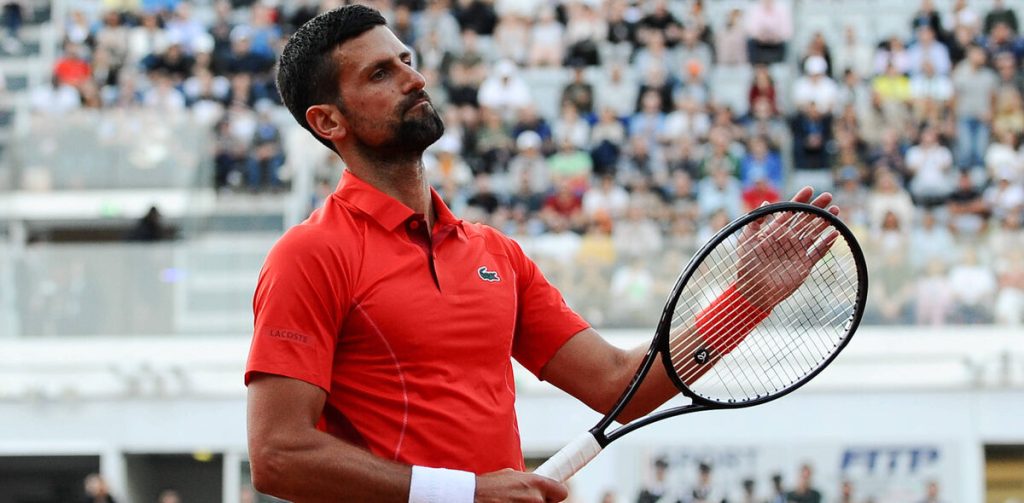 Verdens bedste tennisspiller ramt af vandflaske i hovedet efter tenniskamp
