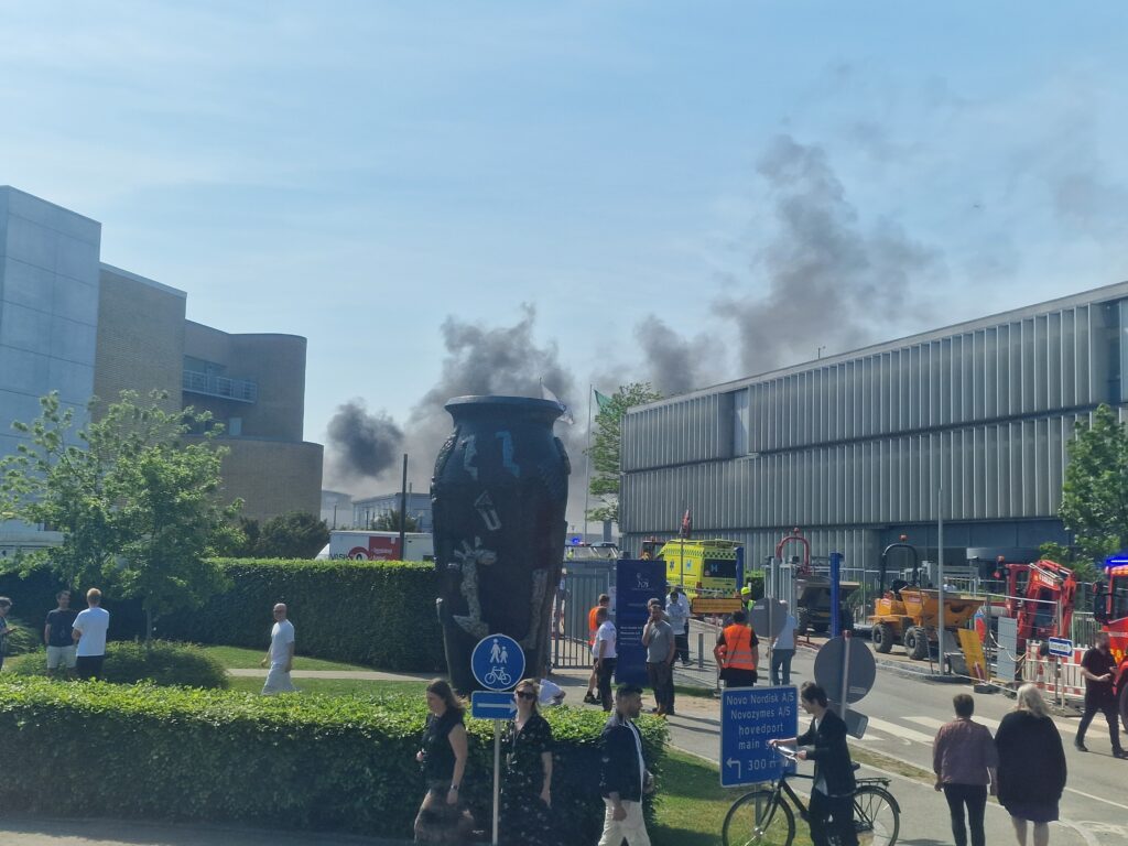 Voldsom brand ved Novo Nordisk i Bagsværd: Folk er evakueret