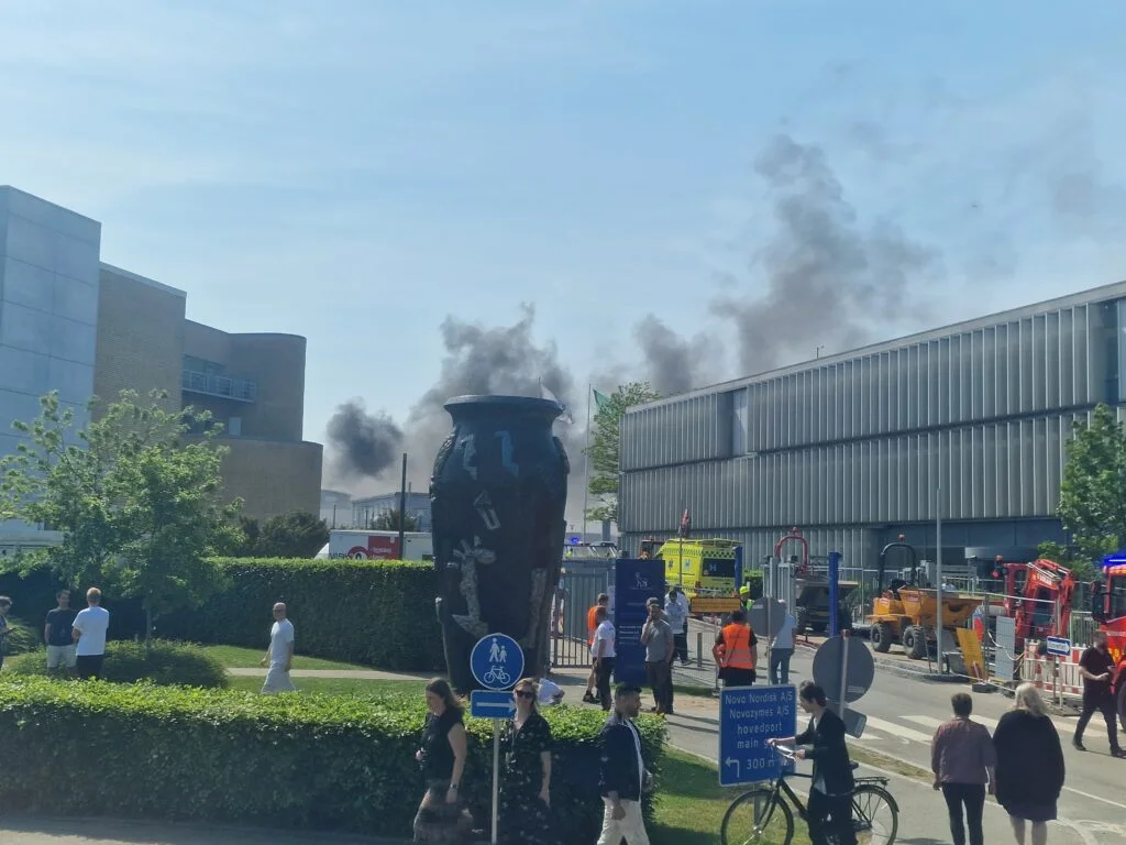 Voldsom brand ved Novo Nordisk i Bagsværd: Folk er evakueret