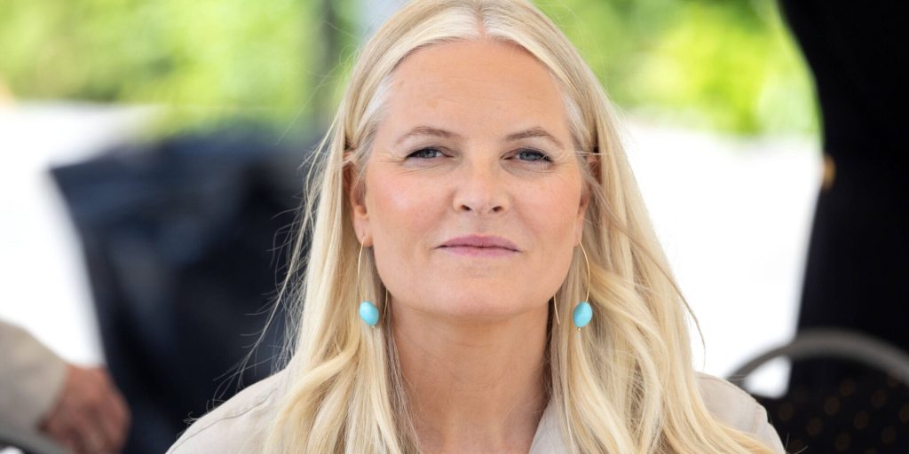 Kronprinsesse Mette-Marit taler ud om omtalt kjole: “Jeg fortryder det”