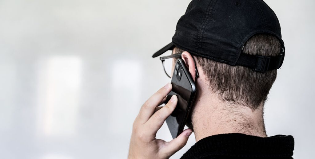 Ringer et ukendt nummer til dig? Ét ord bør du aldrig bruge