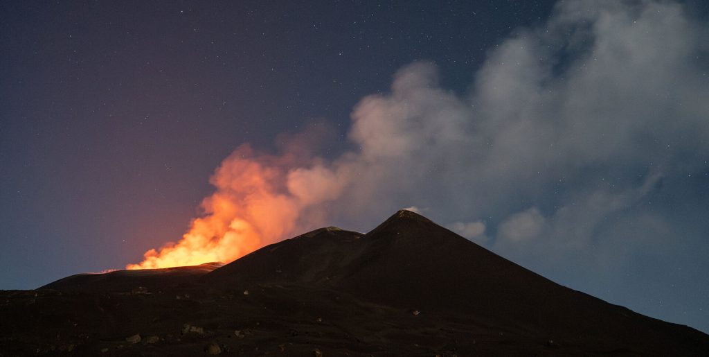 Vulkanudbrud lukker lufthavn på populær ferieø
