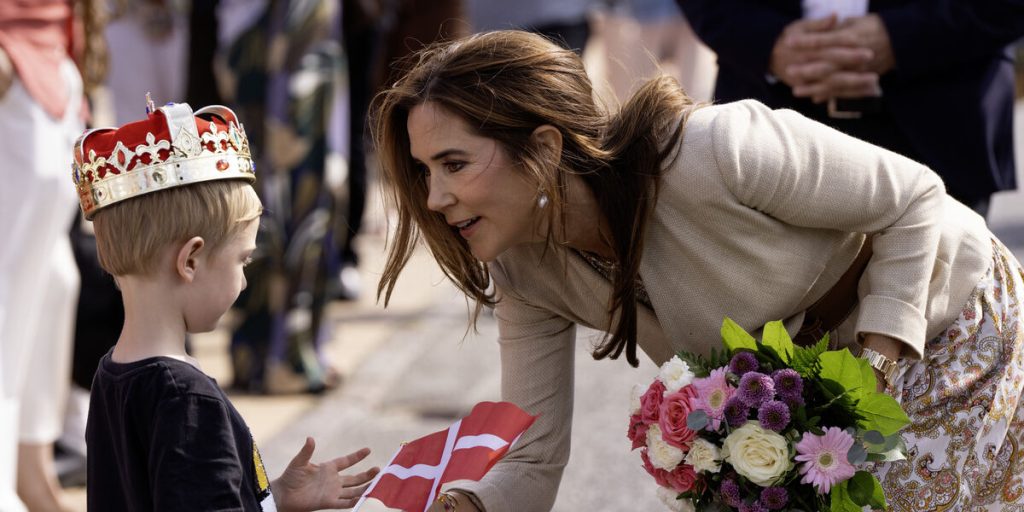 Skete foran et hav af mennesker: Dronning Mary i store smerter