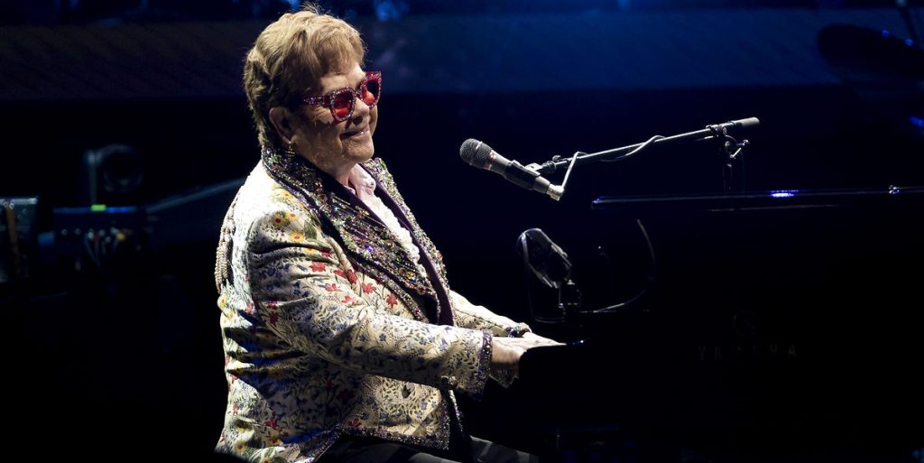 Sir Elton John aflyser alt
