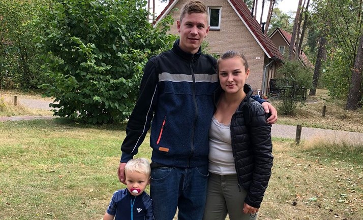 Fejlvaccineret: Helena og Martins lille søn lever med knuder i låret, udslæt og frygten for varige men