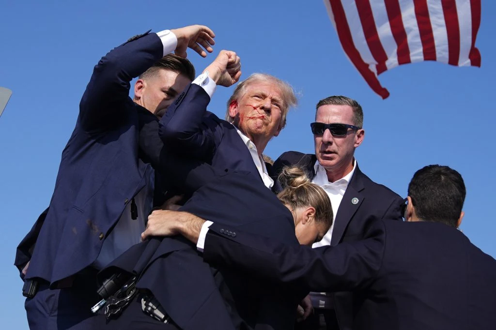 Eksklusive billeder afslører sekundet, hvor Trump blev ramt