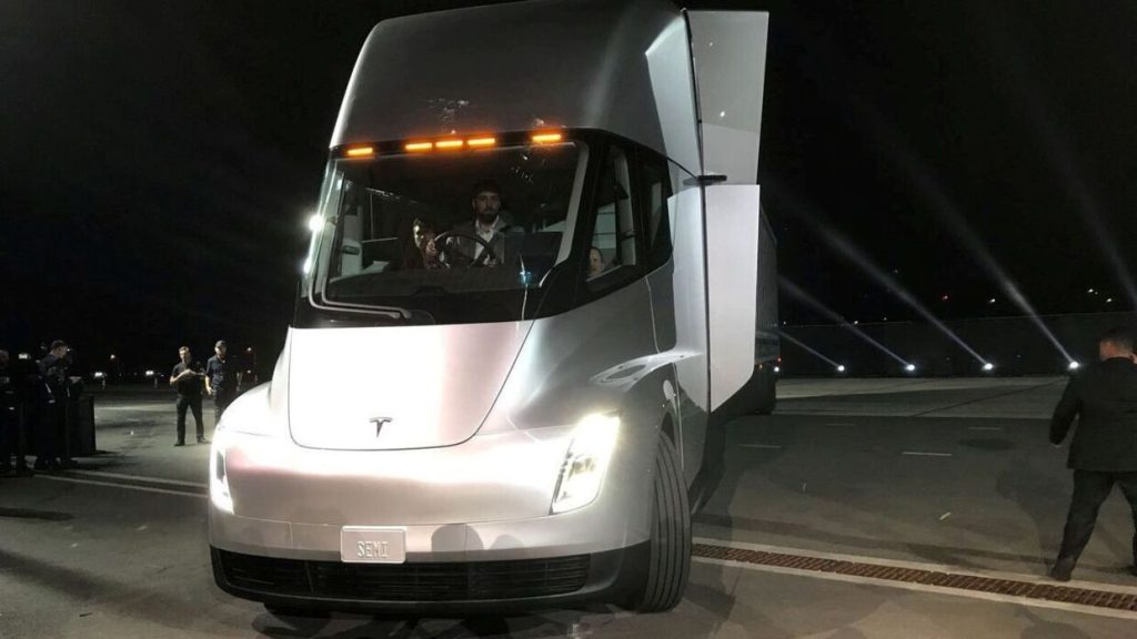 Brand i Tesla-lastbil: Der skulle 190.000 liter vand til at slukke flammerne