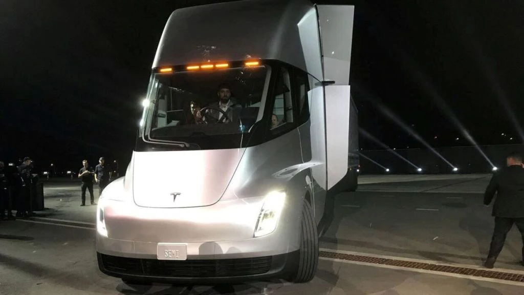 Brand i Tesla-lastbil: Der skulle 190.000 liter vand til at slukke flammerne
