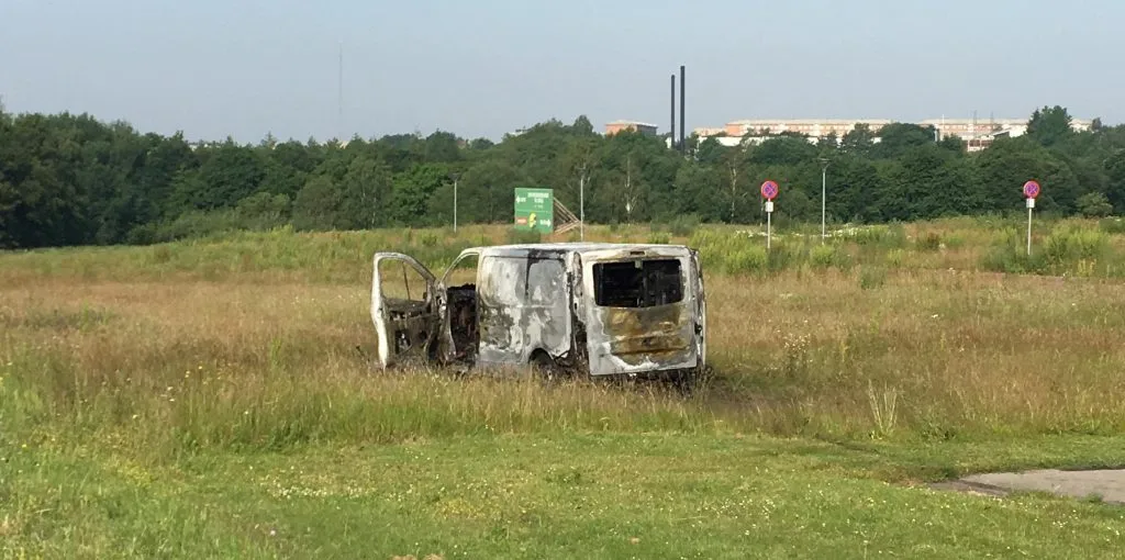 Overtændt varevogn brænder ud på Horsensvej