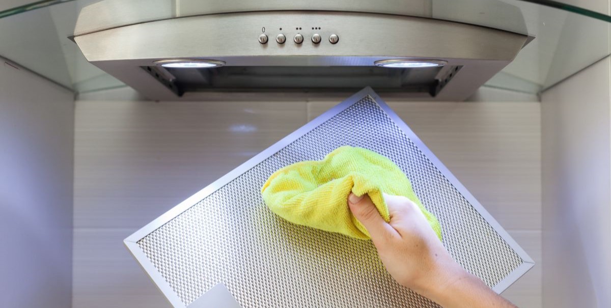 Så nemt kan du rense din fedtede emhætte – på kun 10 minutter