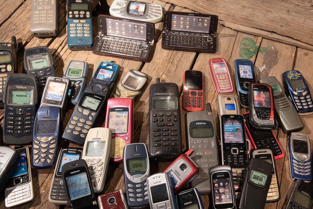 Mange går tilbage til gamle mobiltelefoner: Ekspert peger på særlig årsag