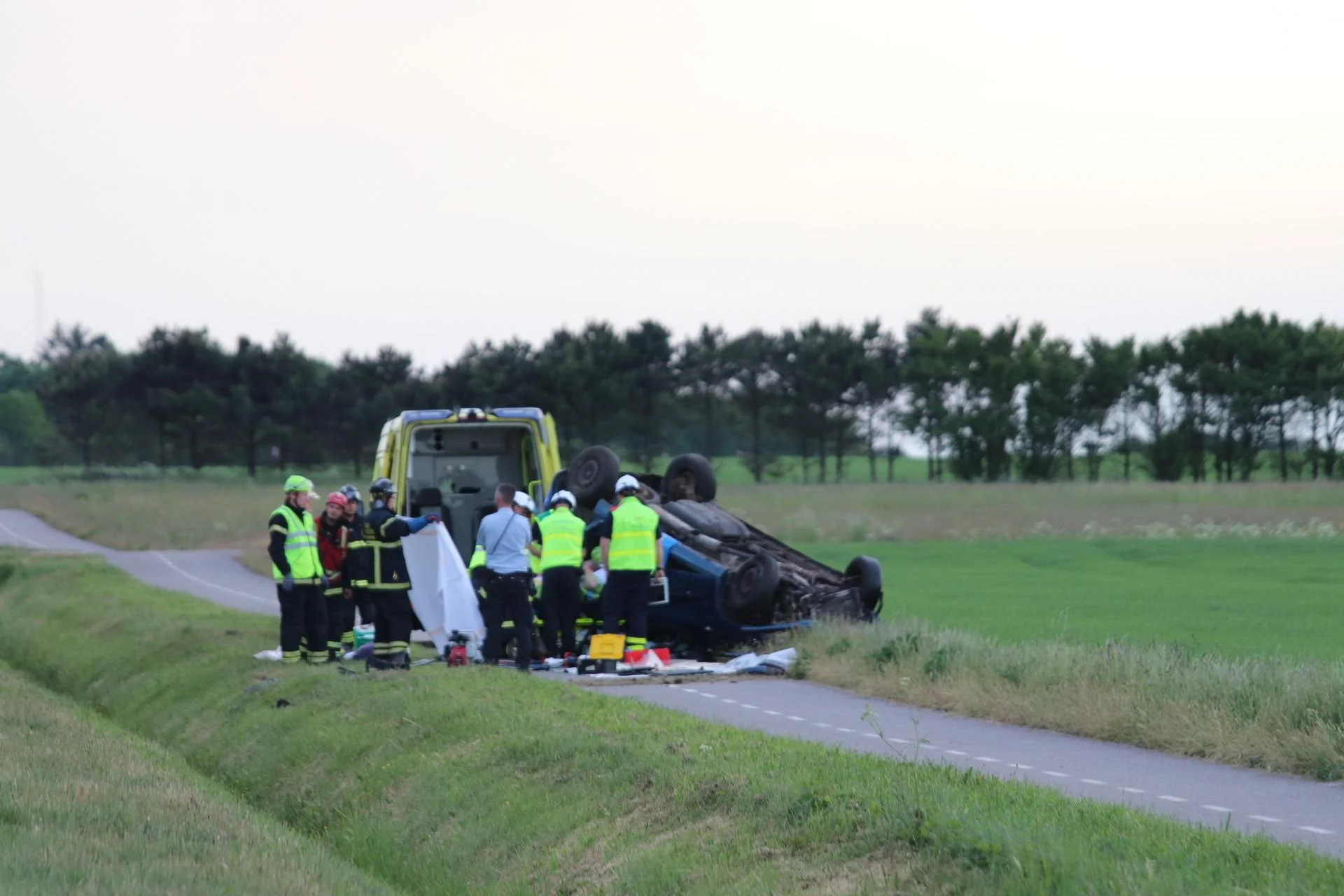 Voldsom soloulykke: Fører fastklemt
