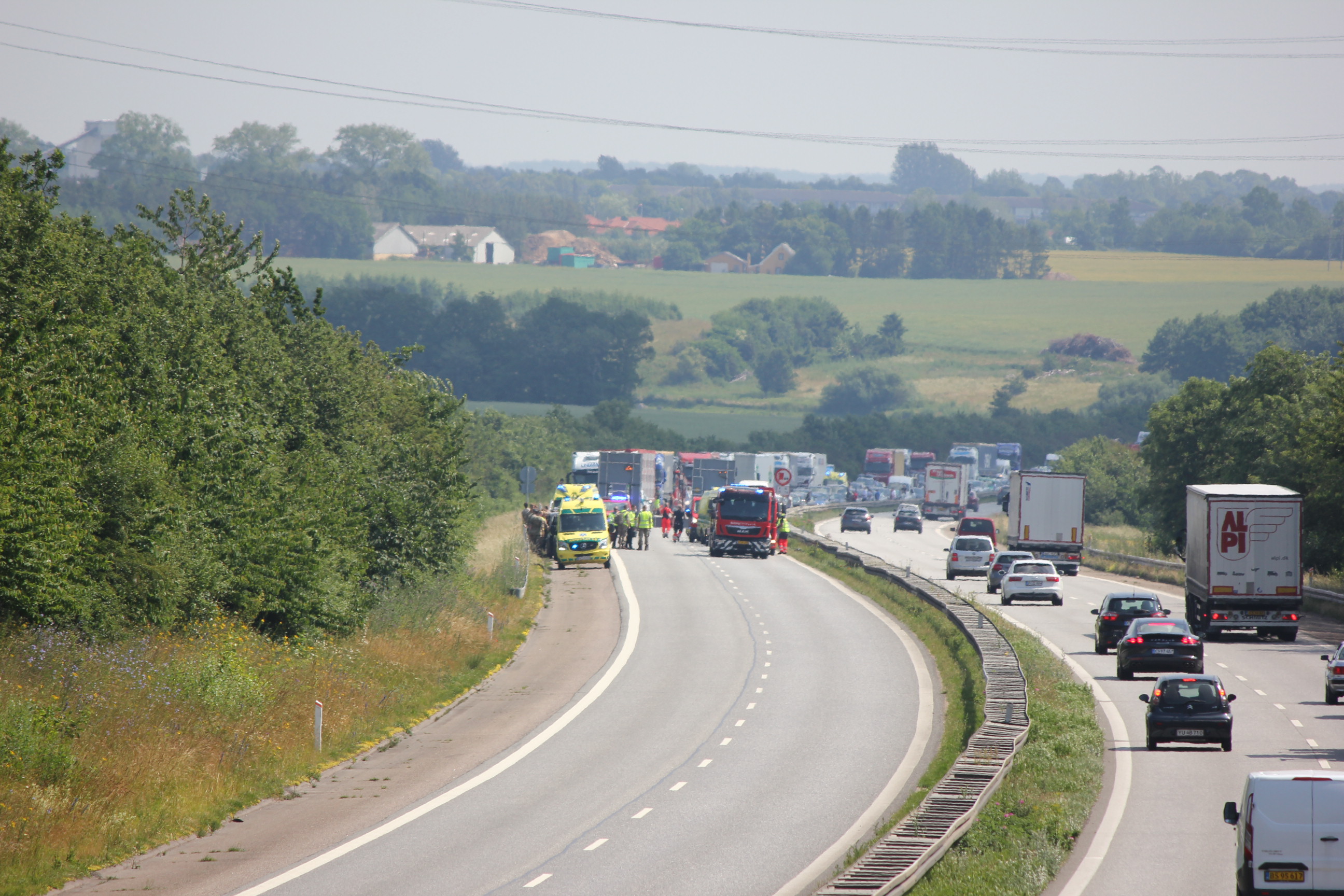 Alvorlig ulykke spærrer motorvej: 10 personer involveret