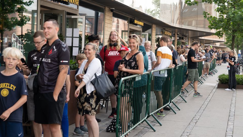 Trodser hedebølgen: Står i kø fra klokken 04