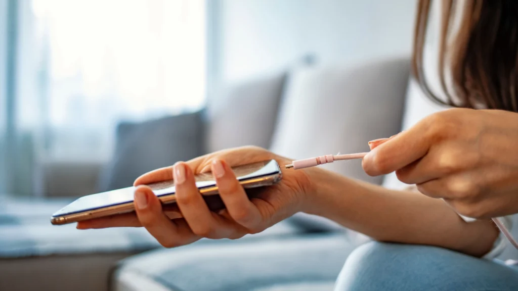 Du må ALDRIG oplade din telefon dette sted i hjemmet