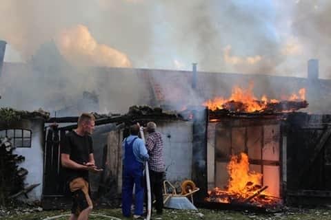 Voldsom brand på ø – Naboer iler til stedet