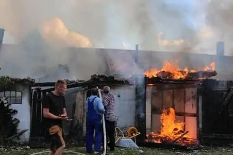 Voldsom brand på ø – Naboer iler til stedet