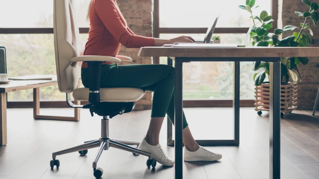 Bekymrende læsning: Dette sker der med vores krop, når vi sidder for meget ned