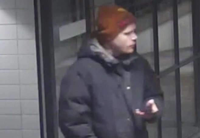 Mand med rød hue efterlyses for voldtægtsforsøg: Overfald stoppet af offerets kæreste