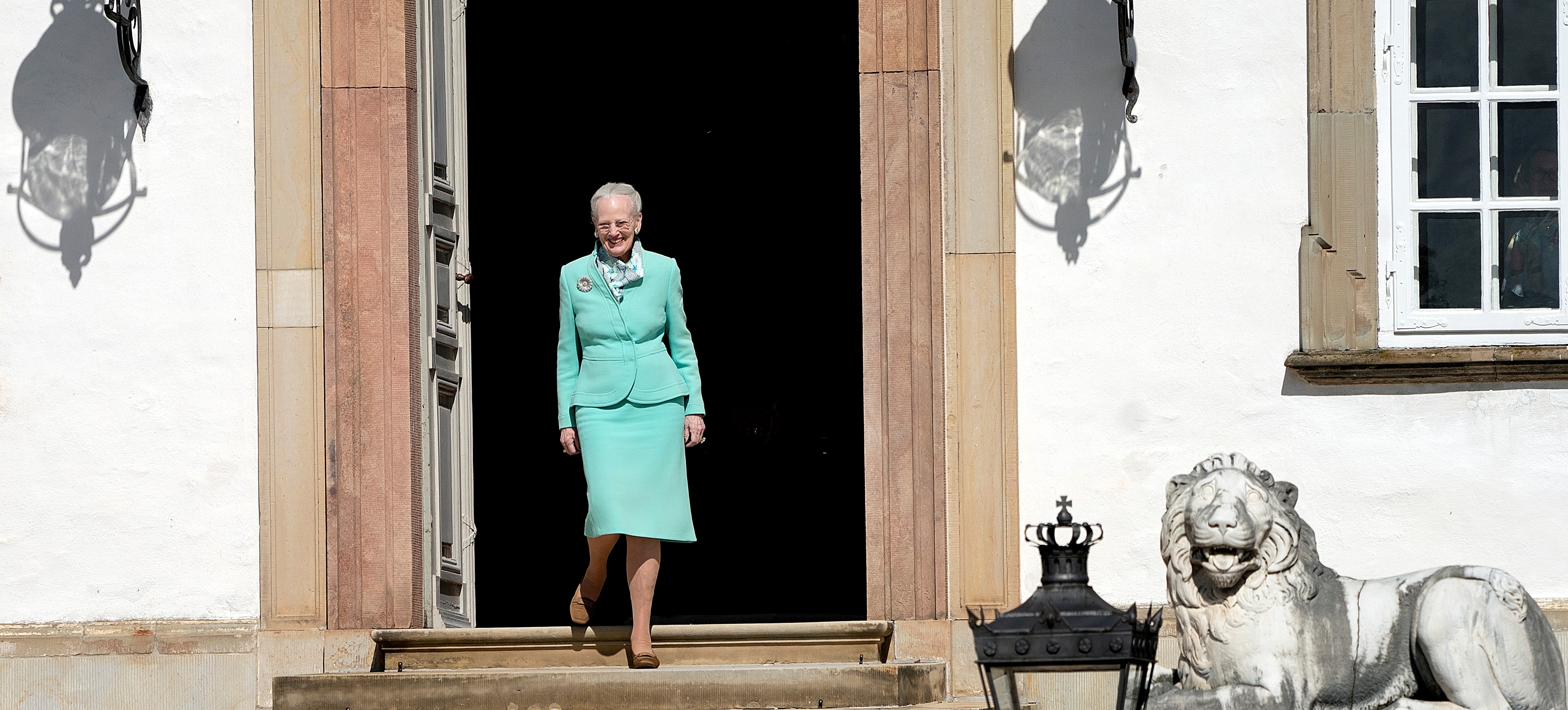 Vil ikke bide skeer med Margrethe: Dronning gør minister mundlam