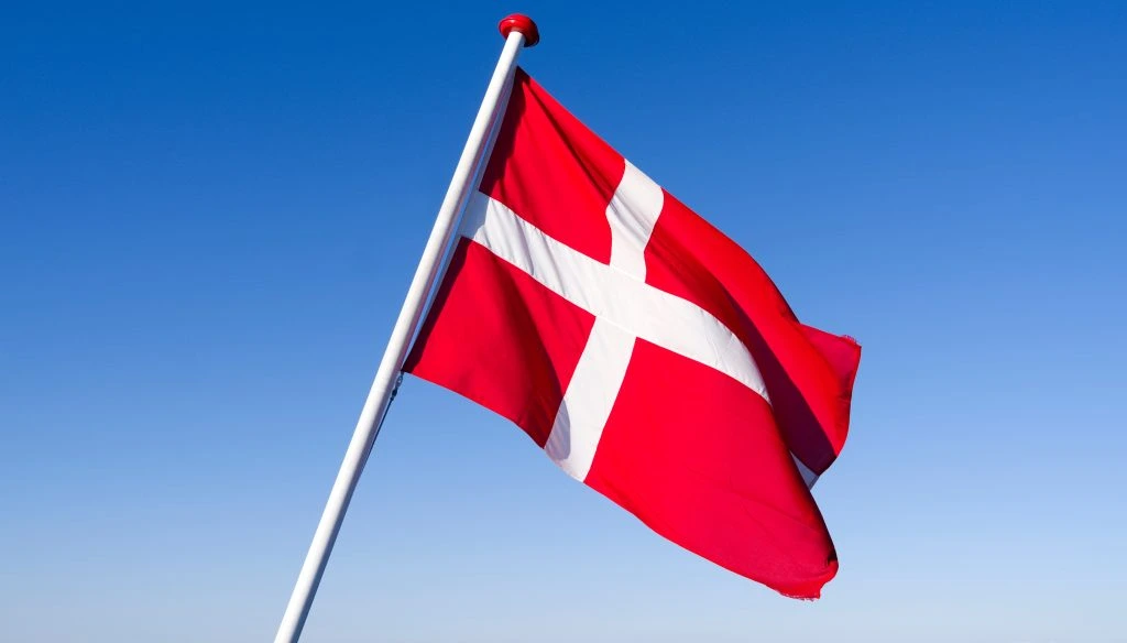 Mand iført joggingbukser og Dannebrogsflag truer betjente på livet