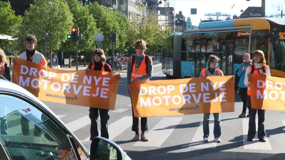 Politiet på vej : Klimademonstranter spærrer trafikken i København