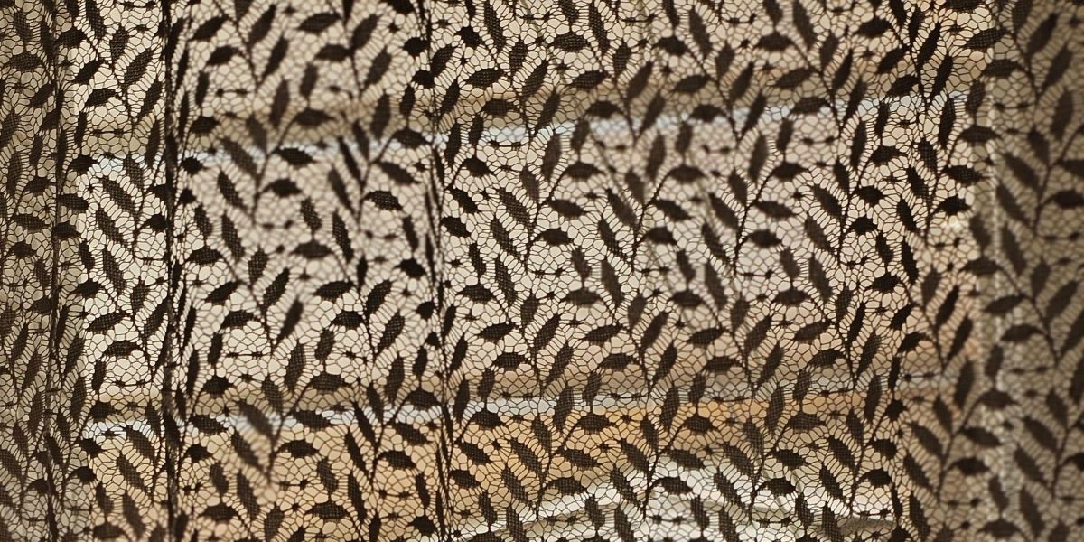 Kvinde opdager et skræmmende ansigt i mønstret på sine nye gardiner: Kan du også se det?